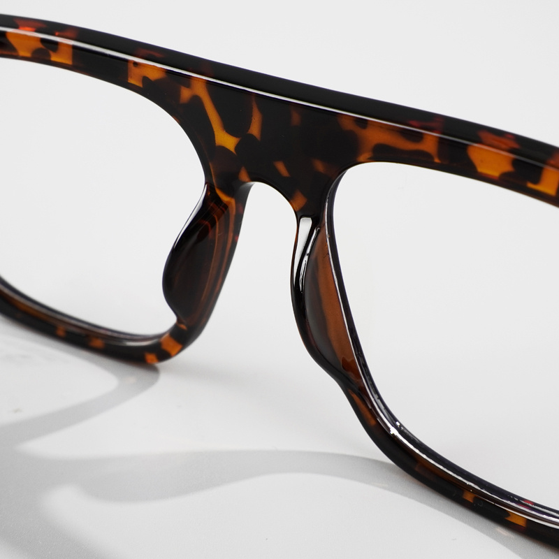 KEZVOR E159 M Tortoise, lifestyle image 7 of 8