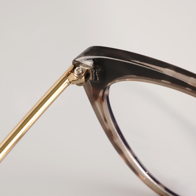 KEZVOR E139 M Black Tortoise, lifestyle image 6 of 8
