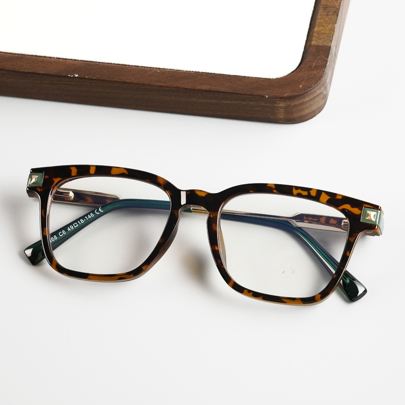 KEZVOR E237 L Tortoise, lifestyle image 4 of 8