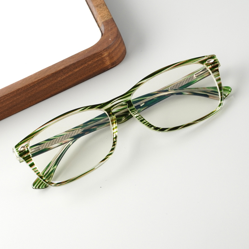 KEZVOR E165 M Green Grain, lifestyle image 4 of 9