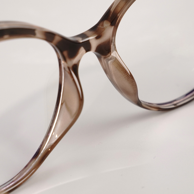 KEZVOR E139 M Black Tortoise, lifestyle image 7 of 8
