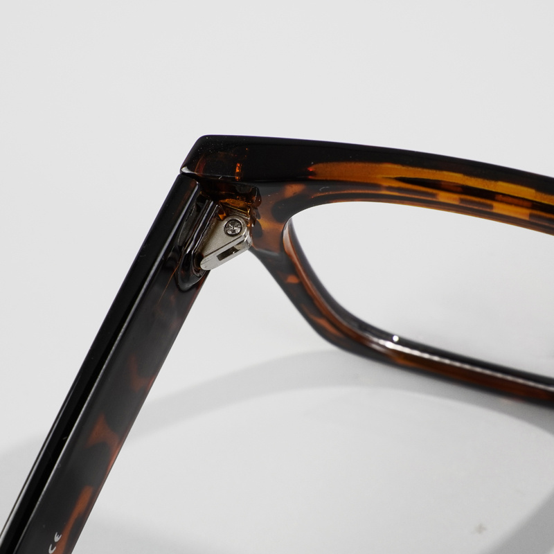 KEZVOR E159 M Tortoise, lifestyle image 6 of 8