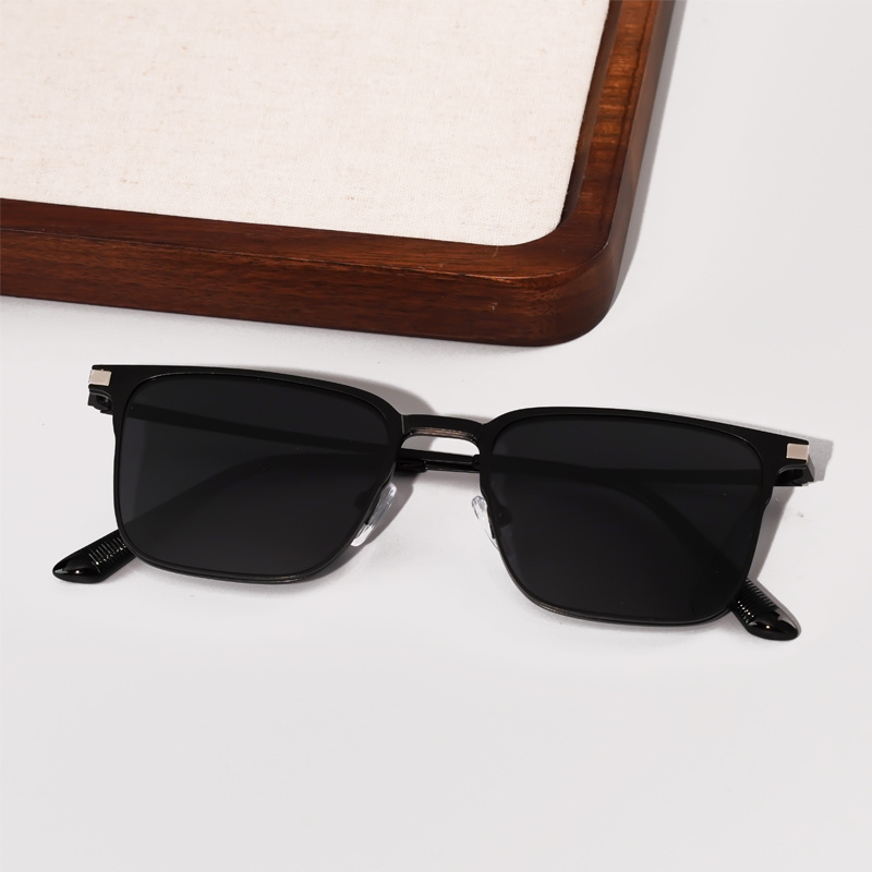 KEZVOR E310 Black L, lifestyle image 8 of 17