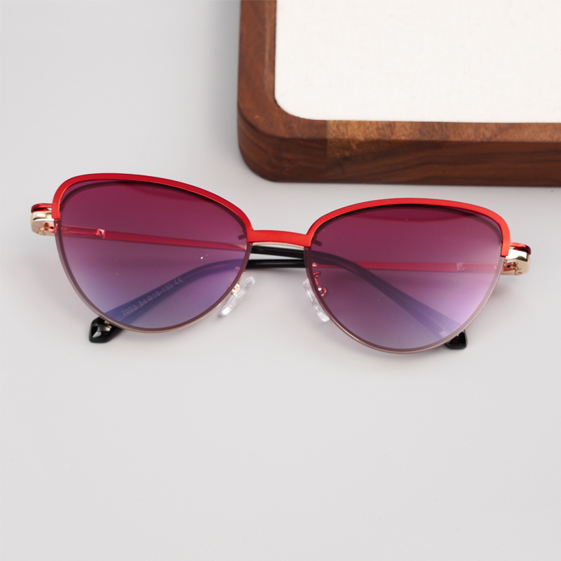 KEZVOR E320 Red S, lifestyle image 6 of 12