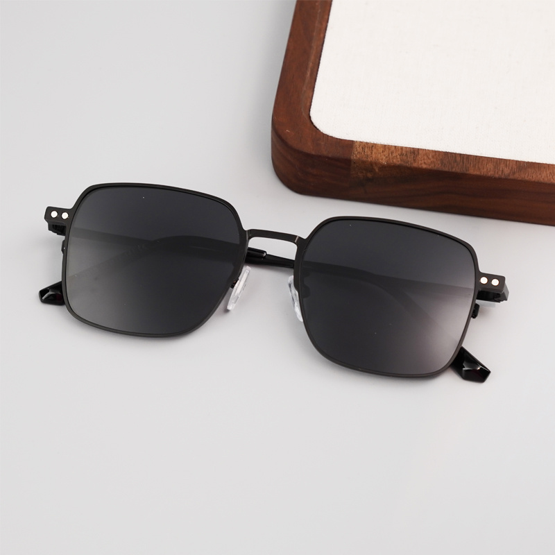 KEZVOR E311 Black M, lifestyle image 8 of 16