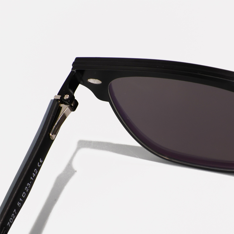 KEZVOR E314 Black, lifestyle image 15 of 17