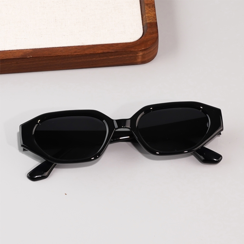 KEZVOR S324 Black L, lifestyle image 4 of 8